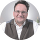 Portrait von Dr. Oliver Ratajczak von terra infrastructure GmbH der eine Brille trägt und eine Weste über einem Hemd.