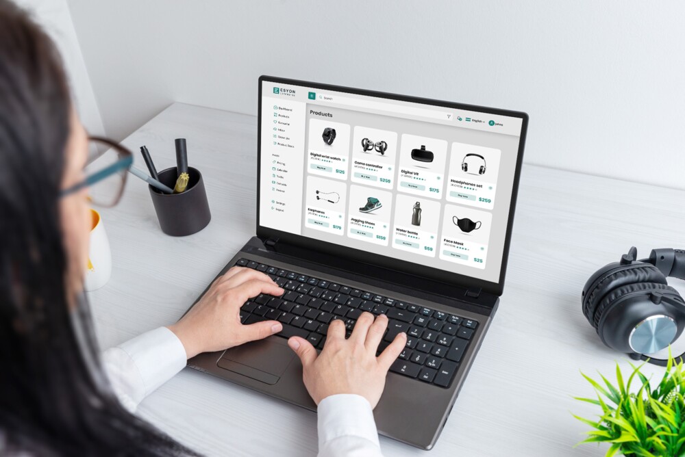 Person arbeitet am Laptop mit Produktübersicht einer E-Commerce-Plattform.
