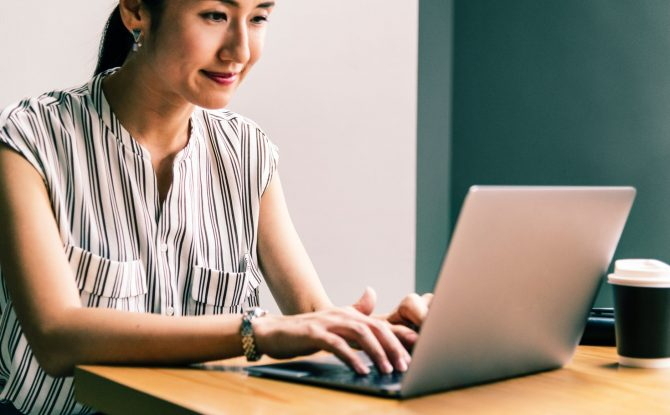 Frau am Laptop