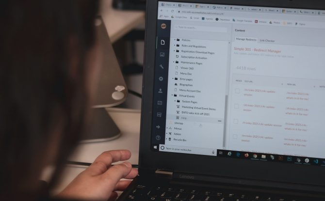 Person mit Laptop