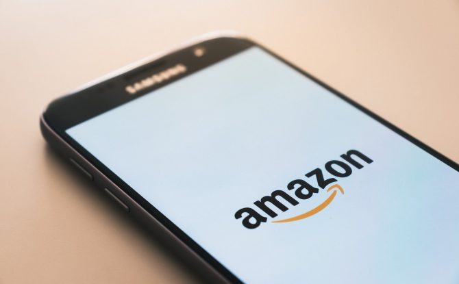 Handy mit Amazon Logo